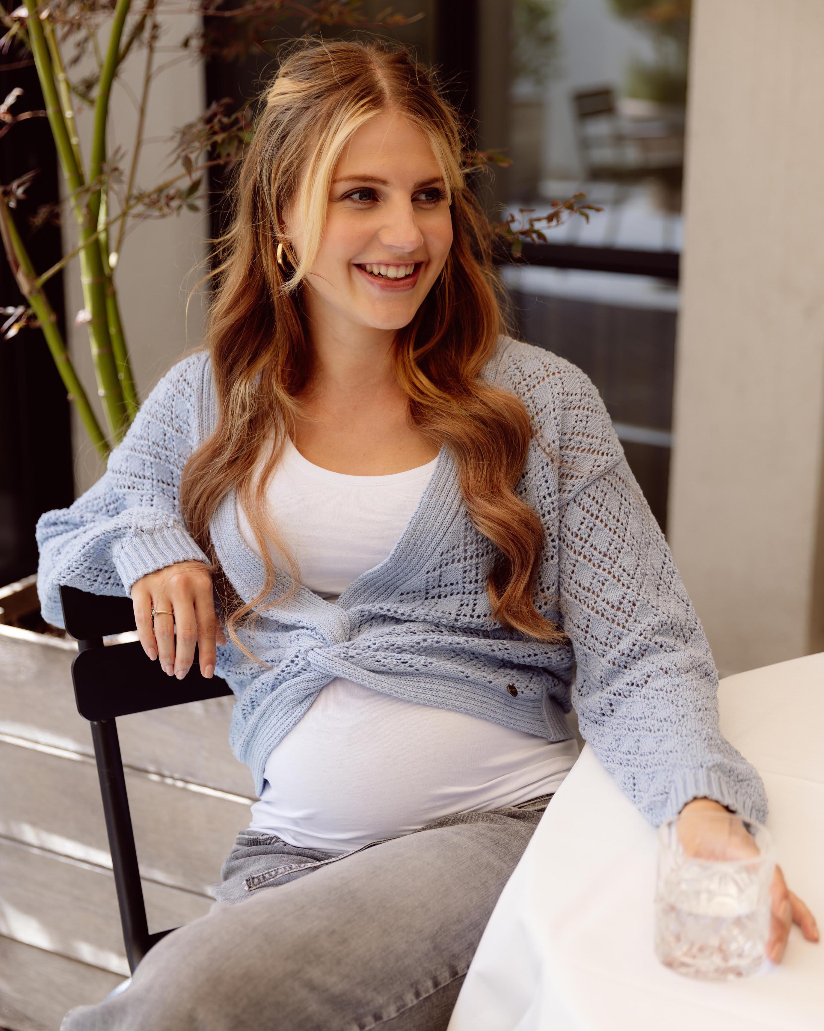 love2wait-cardigan-light-blue-offener-strickcardigan-mit-knopfdetail image 3