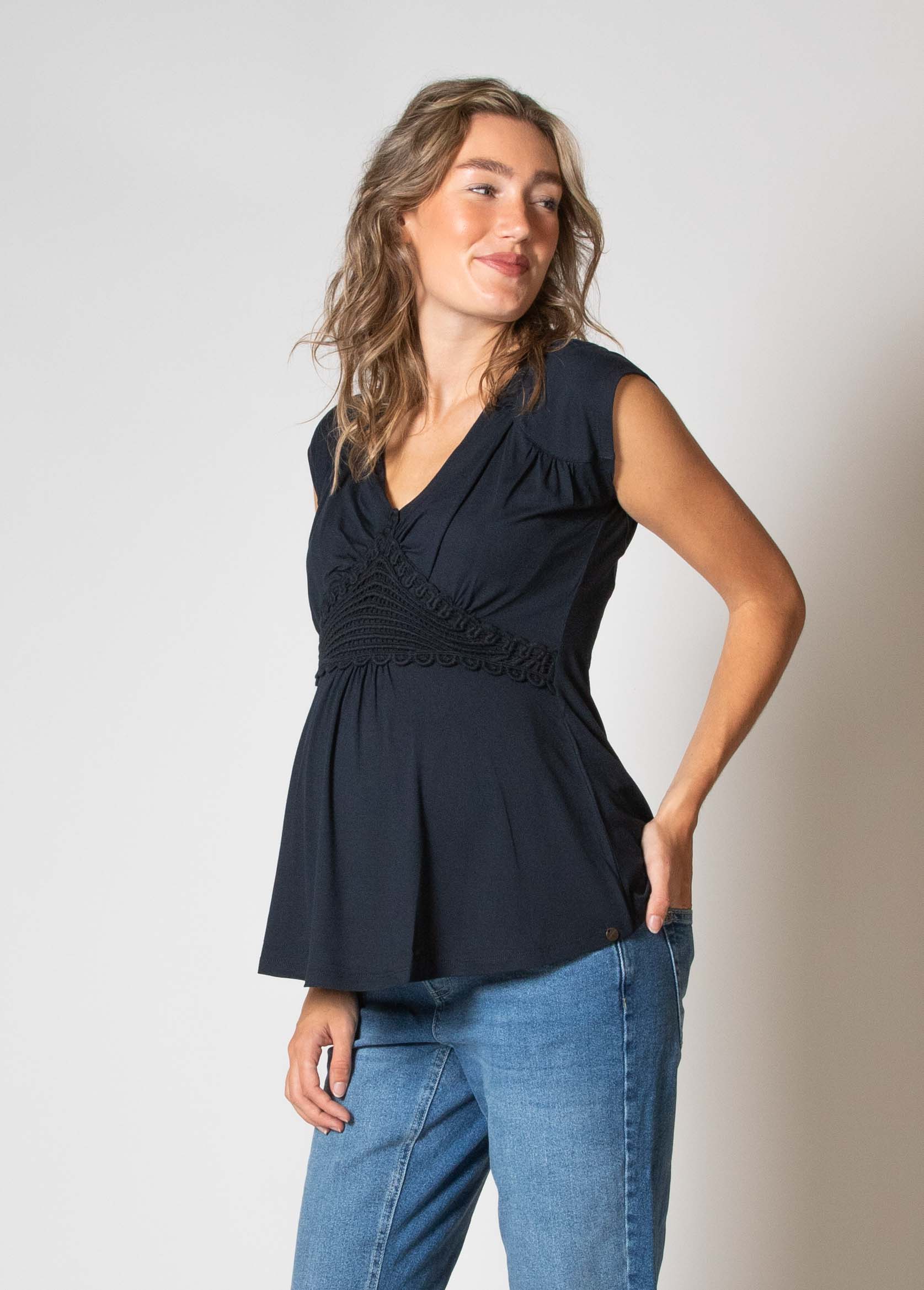 love2wait-stillshirt-mit-kurzen-rmeln-v-ausschnitt-und-smokarbeit-aus-ecovero-in image 2