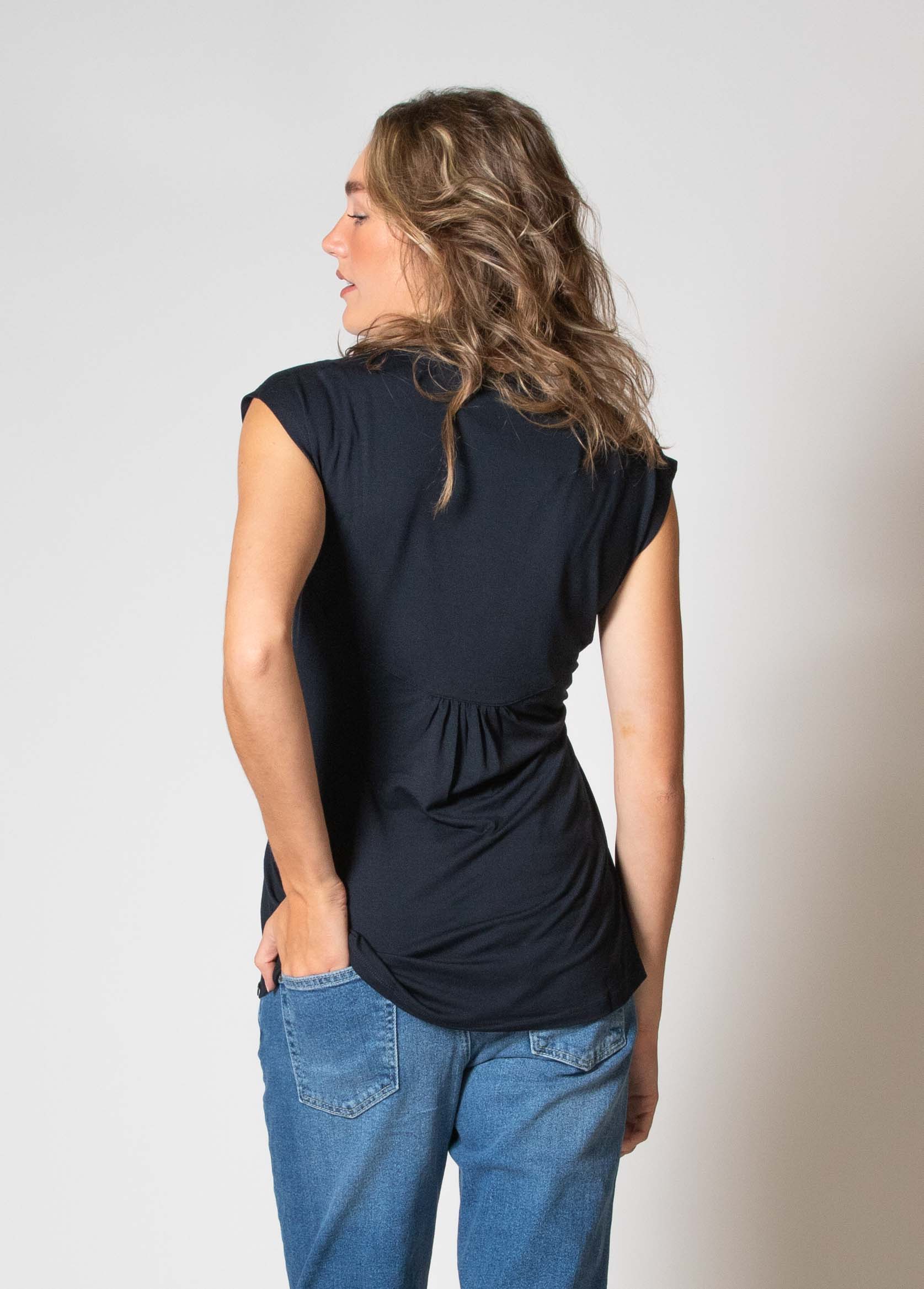love2wait-stillshirt-mit-kurzen-rmeln-v-ausschnitt-und-smokarbeit-aus-ecovero-in image 4