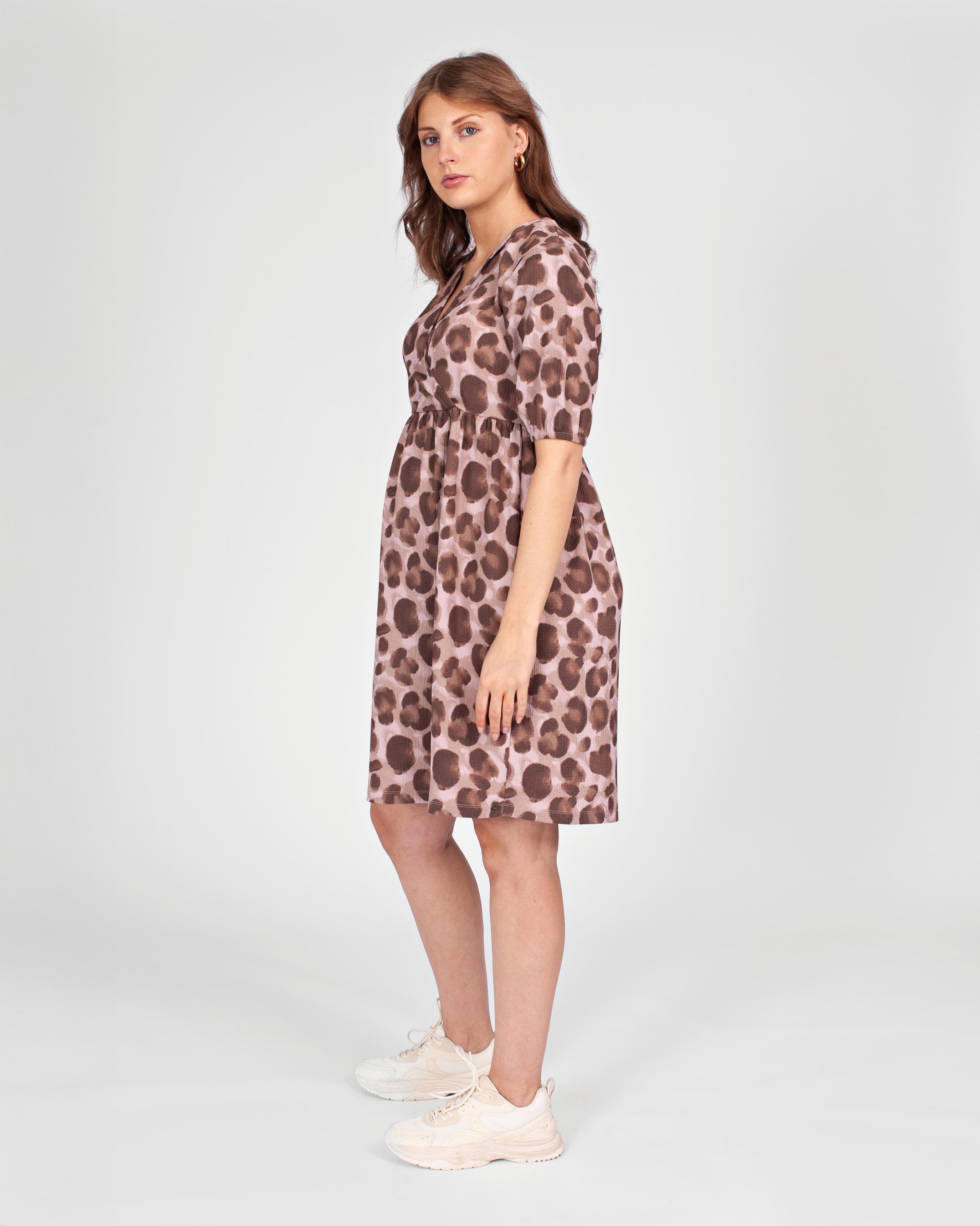 love2wait-kurzes-kleid-aop-pink-leopard image 5