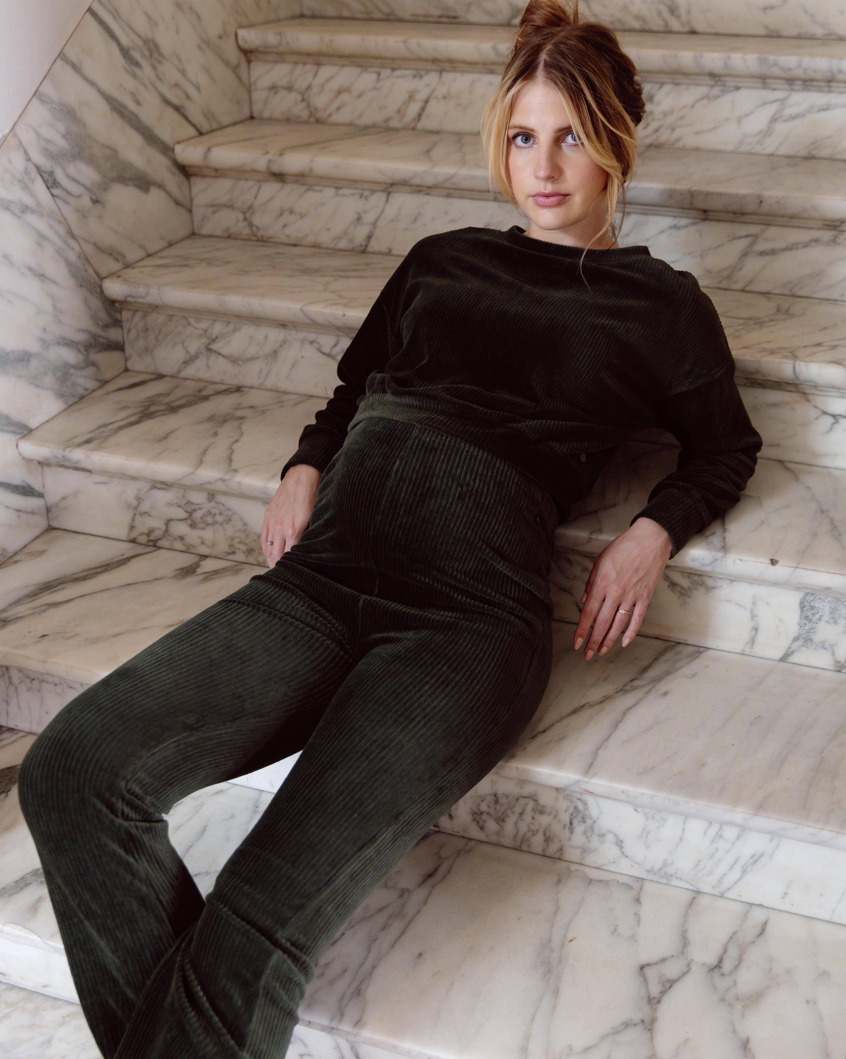 love2wait-umstands-und-stillhose-samt-ausgestellte-beinform-in-oliv-modell-c2520 image 2