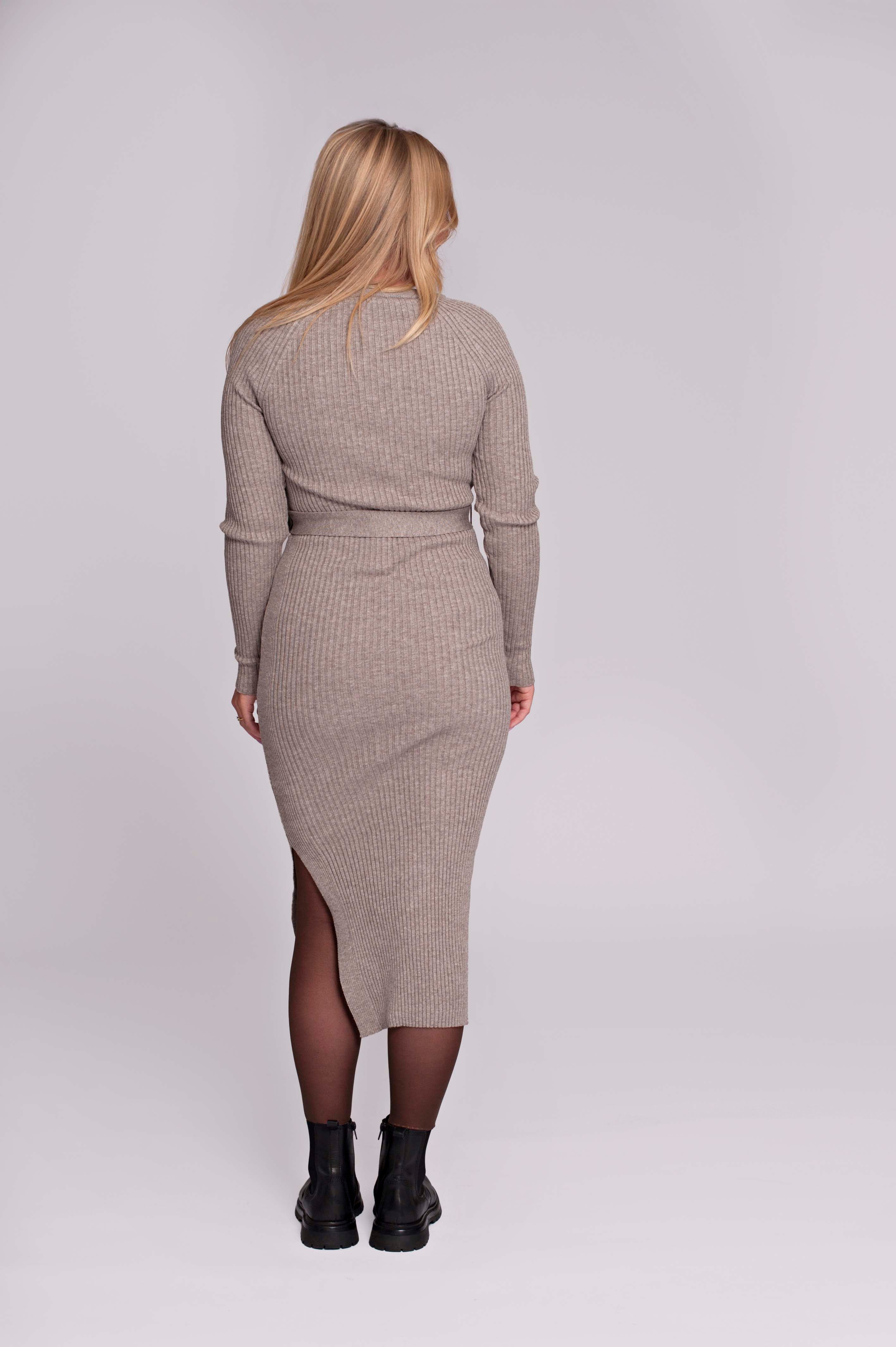 love2wait-strickkleid-sophia-lang-rmelig-mit-bindeg-rtel-in-sand-wei image 7